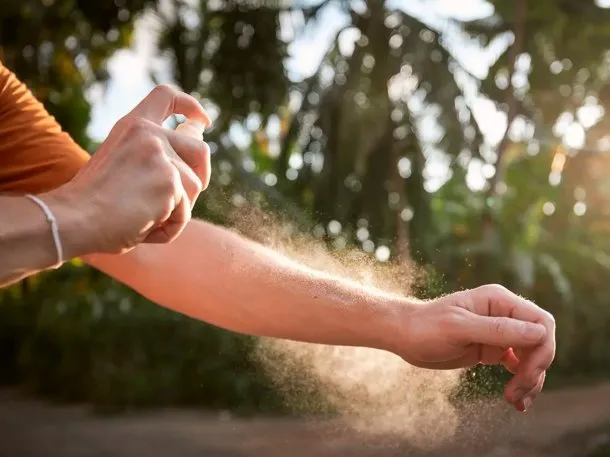 Mujer mostrando una pildora de productos naturales